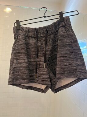 Lululemon Like New- Women’s Black Heather Drawstring Active Shorts